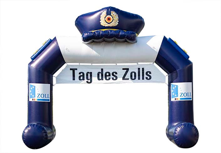 Op maat gemaakte reclameboog met 3d hoed erop 